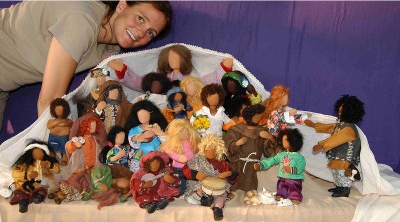 Cornelia Kolb mit ihren Erzählfiguren