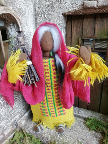 Erzählfigur mit farbenfrohem Kleid