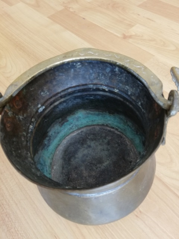 Alter Kupferkessel mit viel Patina