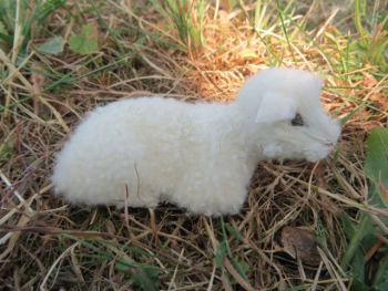 Liegendes Schaf aus Echtfell zu 10-12-cm-Krippenfiguren