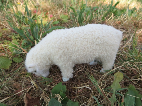 Fressendes Schaf hell aus Echtfell zu 30 cm-Figuren