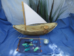 Segelschiff aus Naturholzstamm